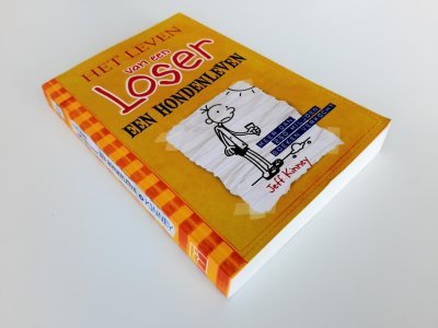 Tweedehands boek: Een hondenleven - Het leven van een Loser  (deel 4) van auteur Kinney, Jeff - Paperback licht scheefgelopen ruggetje met lichte leesvouwen. Lichte gebruikerssporen randen kaft, verder in prima conditie.