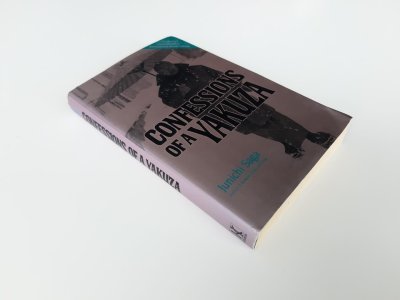 Tweedehands boek: Confessions of a Yakuza - A Life in Japan's Underworld van auteur Saga, Funichi - paperback edition 1995, printed in Japan. Paperback with dust jacket. The edges of the cover and dust jacket show some wear. The front cover is folded at the bottom right corner.