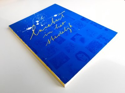 Tweedehands boek: Lucebert in het Stedelijk. van auteur Ad Petersen (samengesteld / edited by) - Paperback met flappen. Lichte slijtage randen rug en kaft. Lichte verkleuring pagina's. Verder schoon, netjes en onbeschreven