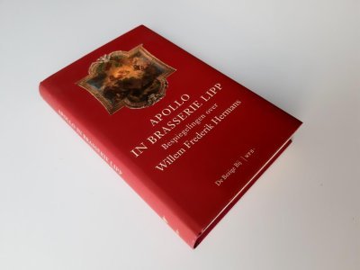 Tweedehands boek: Apollo in Brasserie Lipp - Bespiegelingen over Willem Frederik Hermans van auteur Raymond Benders, Wilbert Smulders (redactie) - Hardcover met stofomslag, gebonden. Oogt als nieuw!