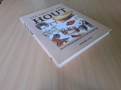 Tweedehands boek: Een ambacht met hout / houtbewerking in de praktijk van auteur Weijs, F.J. - Hardcover met stofomslag oogt als nieuw!