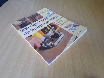 Tweedehands boek: 200 tips voor de houtbewerker / de belangrijkste vragen over houtbewerken en de oplossingen van auteur Bridgewater, A. - Paperback eerste pagina typex en een lichte vlek verder in zeer goede conditie