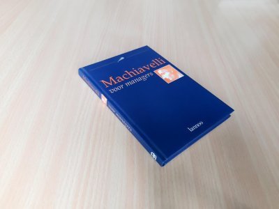 Tweedehands boek: Machiavelli voor managers van auteur Machiavelli - hardcover plastic laag aan de zijkanten rug laat los. Binnenin schoon, netjes en onbeschreven.