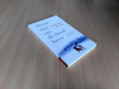 Tweedehands boek: Draai niet om de dood heen - als iemand van wie je houdt gaat sterven van auteur Frederiek Weeda - paperback met rechte rug zonder leesvouwen. Oogt als nieuw! Binnenin schoon en onbeschreven.