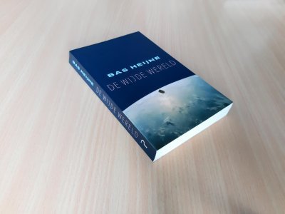 Boek met de titel: De wijde wereld