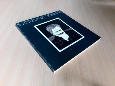 Tweedehands boek: Jesserun de mesquita van auteur Ariens Kappers - paperback met rechte rug zonder leesvouwen. Kaft vertoond duidelijke slijtage plekken voor en achterkant. Binnenin onbeschreven, schoon en netjes.
