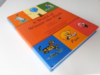 Tweedehands boek: A World of Winnie the Pooh van auteur A.A. Milne, E.H. Shepard - Hardcover with dust jacket, bound. As good as new! Inside unmarked, clean, and tidy!