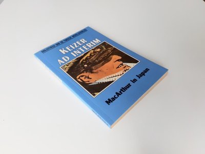 Boek met de titel: Keizer ad Interim - MacArthur in Japan nr 82