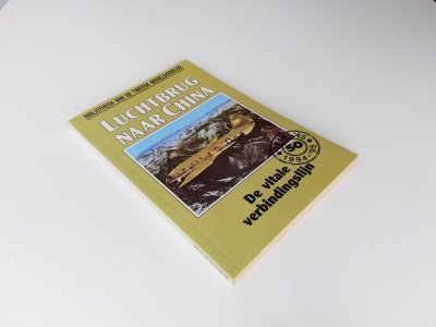 Tweedehands boek: Luchtbrug naar China - de vitale verbindingslijn nr 71 van auteur William J. Koenig - Paperback met rechte rug zonder leesvouwen. In goede conditie.