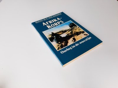 Tweedehands boek: Afrika Korps - Oorlog in de Woestijn nr 13 van auteur K.J. Macksey - Paperback met rechte rug zonder leesvouwen. In zeer goede conditie. Binnenin schoon en onbeschreven.