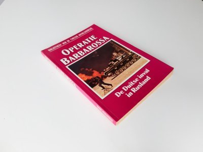 Tweedehands boek: Operatie Barbarossa - de Duitse inval in Rusland nr 17 van auteur John Keegan - Paperback met rechte rug zonder leesvouwen. In goede conditie. Puntjes kaft lichte gebruikerssporen. Binnenin schoon en onbeschreven.