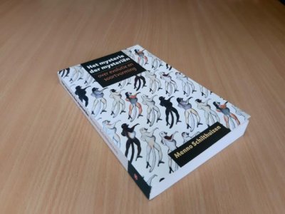 Tweedehands boek: Het mysterie der mysterien / over evolutie en soortvorming van auteur Schilthuizen, M. - Paperback met rechte rug zonder leesvouwen. Binnenin netjes, schoon en onbeschreven. Oogt als nieuw!