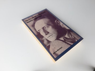 Tweedehands boek: Spelen met Stof - Privé Domein 66 van auteur Henry de Montherlant - Paperback met flappen. Rechte rug zonder leesvouwen, met naam voorin. Binnenin schoon en netjes.