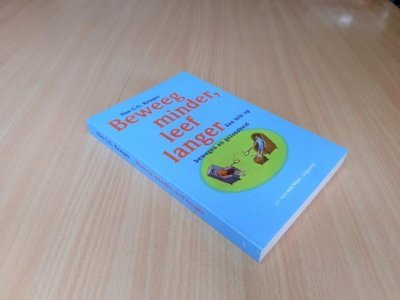 Tweedehands boek: Beweeg minder, leef langer - een blik op bewegen en gezondheid van auteur Kemper, H.C.G. - Paperback met rechte rug zonder leesvouwen. Binnenin schoon en onbeschreven.