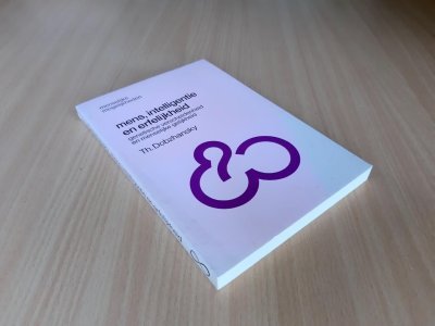 Boek met de titel: Mens intelligentie en erfelijkheid - genetische verscheidenheid en menselijke gelijkheid