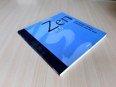 Tweedehands boek: Zen in 10 lessen van auteur Anthony Man Tu Lee, David Weiss - Paperback met flappen. Rechte rug zonder leesvouwen. Lichte gebruikerssporen bovenkant rug. Binnenin onbeschreven en netjes. In goede conditie!