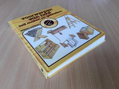 Tweedehands boek: Voorwerpen van hout zelf maken en gebruiken van auteur Aalders - Hardcover, licht scheef gelopen ruggetje. Roestplekjes schaft. In goede conditie