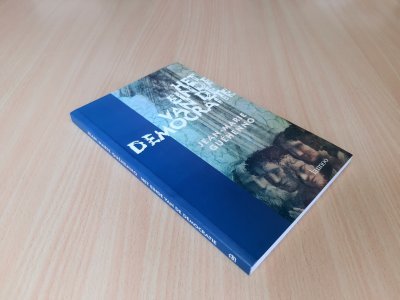 Tweedehands boek: Het einde van de democratie van auteur Jean-Marie Guéhenno, Saskia Porcelijn - Paperback met rechte rug zonder leesvouwen. Hoekjes kaft hebben een beschermplakbandje. Ex-libris voorin met datum stempel. Verder is de binnenkant, schoon, netjes en onbeschreven.