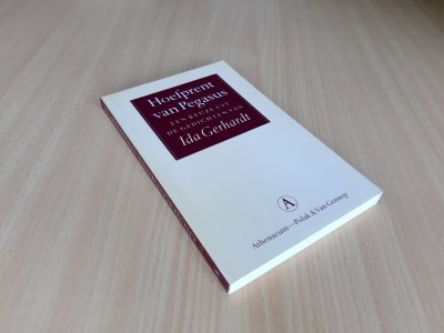 Tweedehands boek: Hoefprent van Pegasus van auteur Ida Gardina - Paperback rechte rug zonder leesvouwen. Kaft licht verkleurd, naam voorin. In goede conditie.