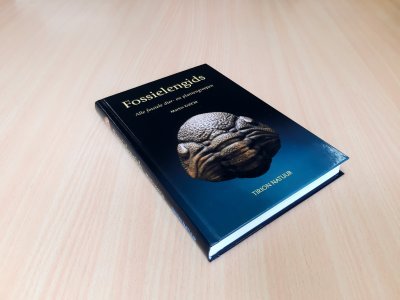 Tweedehands boek: Fossielengids Alle fossiele dier en plantengroepen van auteur Martin Koštʹák, Gerlof J. Abels - Hardcover, oogt als nieuw! Binnenkant onbeschreven, schoon en netjes.