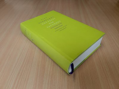 Tweedehands boek: Het feest van Saturnus van auteur Piet Gerbrandy - Hardcover met stofomslag en leeslint, oogt als nieuw! Binnenin onbeschreven, schoon en netjes.