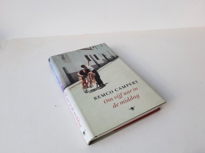 Boek met de titel: Om vijf uur in de middag