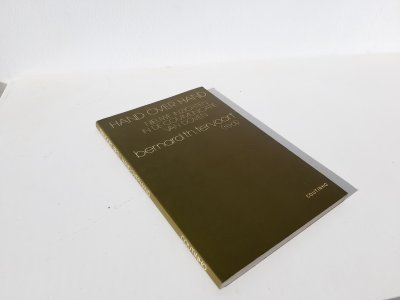 Boek met de titel: Hand over hand, Nieuwe inzichten in de Communicatie van Doven