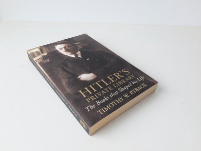 Tweedehands boek: Hitler's Private Library The Books that shaped his life van auteur Timothy W. Ryback - Engelstalige paperback met rechte rug zonder leesvouwen. In zeer goede staat. Hele lichte gebruikerssporen randen kaft. Binnenin onbeschreven, schoon en netjes.