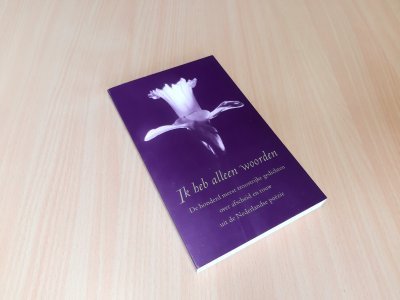 Tweedehands boek: Ik heb alleen woorden van auteur Verzameld door: Hans Warren en Mario Molegraaf - Paperback met rechte rug zonder leesvouwen. Binnenin onbeschreven en schoon. Hele lichte gebruikerssporen randjes kaft, bijna niet te zien.