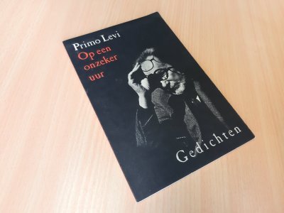 Boek met de titel: Op een onzeker uur gedichten