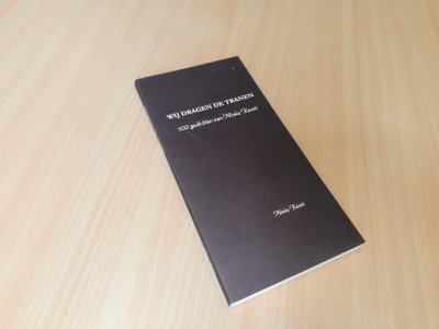 Tweedehands boek: Wij dragen de tranen van auteur Minka Kaszó - Pocket met rechte rug zonder leesvouwen. Oogt als nieuw! Binnenin onbeschreven en netjes.