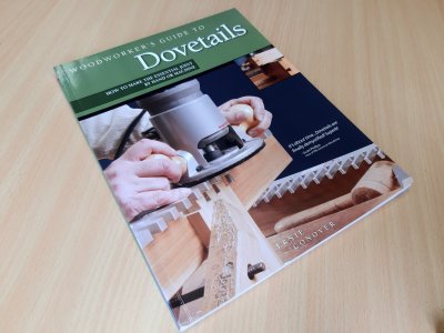 Tweedehands boek: Dovetails Handleiding voor zwaluwstaartverbindingen, handmatig of met freesmachine van auteur Ernie Conover - Engelstalige paperback, hele lichte gebruikerssporen randen kaft. Binnenin onbeschreven en schoon