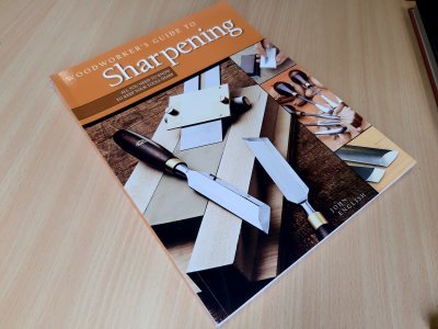 Tweedehands boek: Sharpening – Handboek voor houtbewerkers: gereedschap slijpen en onderhouden van auteur John English - Engelstalige paperback, hele lichte gebruikerssporen puntjes kaft. Binnenin schoon en onbeschreven.