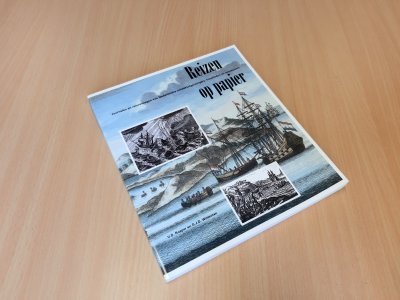 Tweedehands boek: Reizen op papier, journalen en reisverslagen van auteur V. D. Roeper, G. J. D. Wildeman - Paperback met rechte rug zonder leesvouwen. Enkele lichte gebruikerssporen aan de randen kaft. Binnenin onbeschreven en netjes.