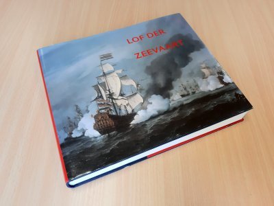 Tweedehands boek: Lof der zeevaart van auteur Jeroen Giltaij, Jan Kelch - Hardcover met stofomslag met lichte gebruikerssporen. Kaft goed, lichte verkleuring bladzijdes, verder onbeschreven en netjes.