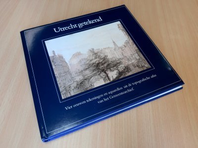 Tweedehands boek: Utrecht getekend van auteur C. C. S. Wilmer - Hardcover met stofomslag. Roestvlekjes achterkant stofomslag. Binnenin onbeschreven, schoon en netjes.