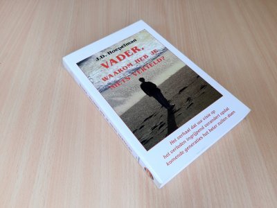 Tweedehands boek: Vader, waarom heb je niets verteld? van auteur Johan Davy Hoepelman - Paperback met rechte rug zonder leesvouwen. Kaft verkleurd en lichte slijtage randen. Naam voorin, verder onbeschreven en schoon.