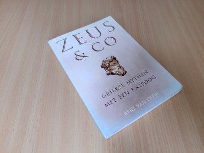 Boek met de titel: Zeus & Co, Griekse mythen met een knipoog