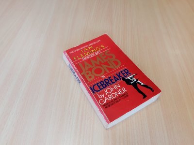 Boek met de titel: IceBreaker James Bond