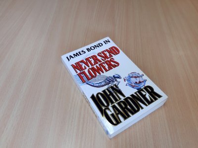 Boek met de titel: Never Send Flowers, James Bond