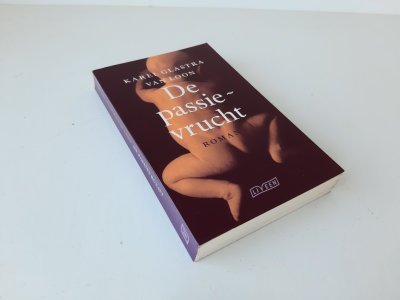 Tweedehands boek: De passievrucht van auteur Karel Glastra van Loon - Softcover, boek verkeert in goede staat. Geen naam voorin