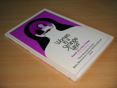 Tweedehands boek: Women in a strange land van auteur Clare Benedicks Fischer, Betsy Brenneman and Anne McGrew Bennett - Paperback, in good condition.