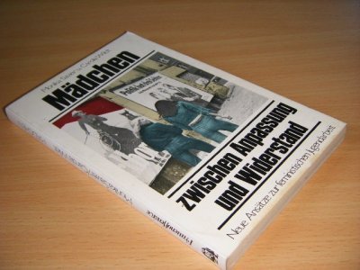 Boek met de titel: Madchen zwischen Anpassung und Widerstand