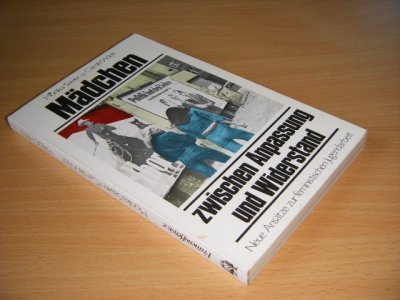 Tweedehands boek: Madchen zwischen Anpassung und Widerstand van auteur Monika Savier en Carola Wildt - Paperback, in goede staat.