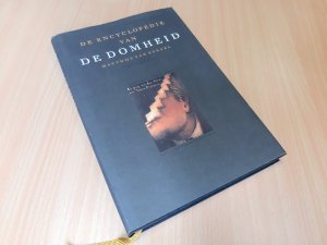 Boek met de titel: De encyclopedie van de domheid