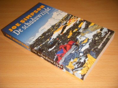Tweedehands boek: De schaduwzijde van auteur Joe Simpson - Paperback, met leesvouw, in goede staat. Geillustreerd.