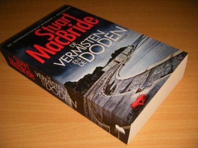 Boek met de titel: De vermisten en de doden