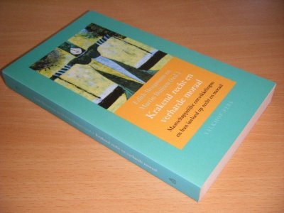 Tweedehands boek: Krakend recht en verharde moraal van auteur Edith Burgmans en Martin Buijsen (red.) - Paperback, als nieuw.
