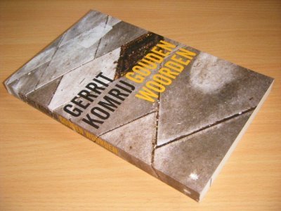 Tweedehands boek: Gouden woorden, of De jongste vaderlandse geschiedenis van auteur Gerrit Komrij - Paperback, stiftstreep op boekblok, in goede staat. 