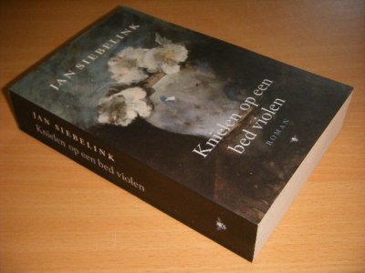 Boek met de titel: Knielen op een bed violen